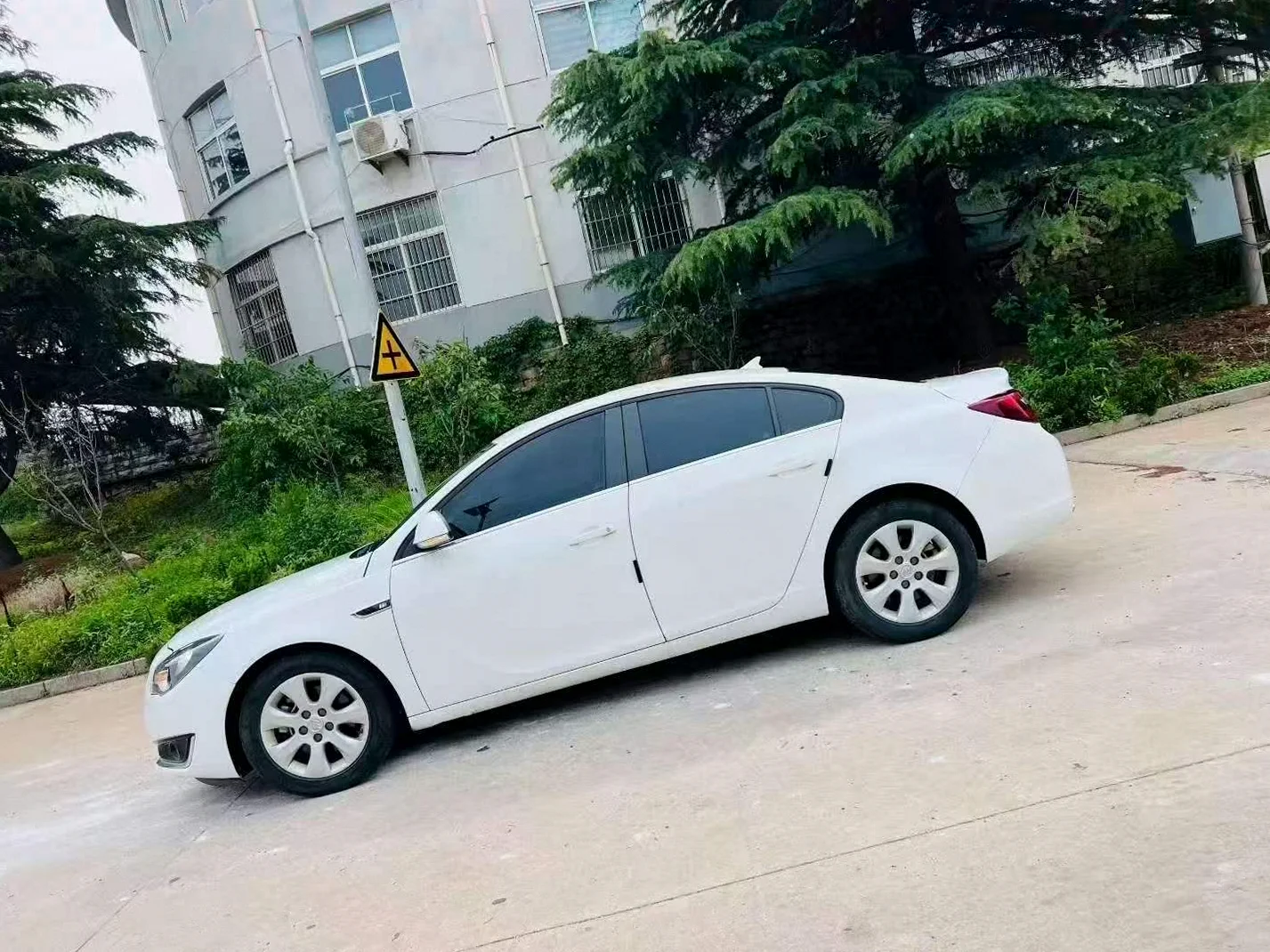 别克君威 正面外观三