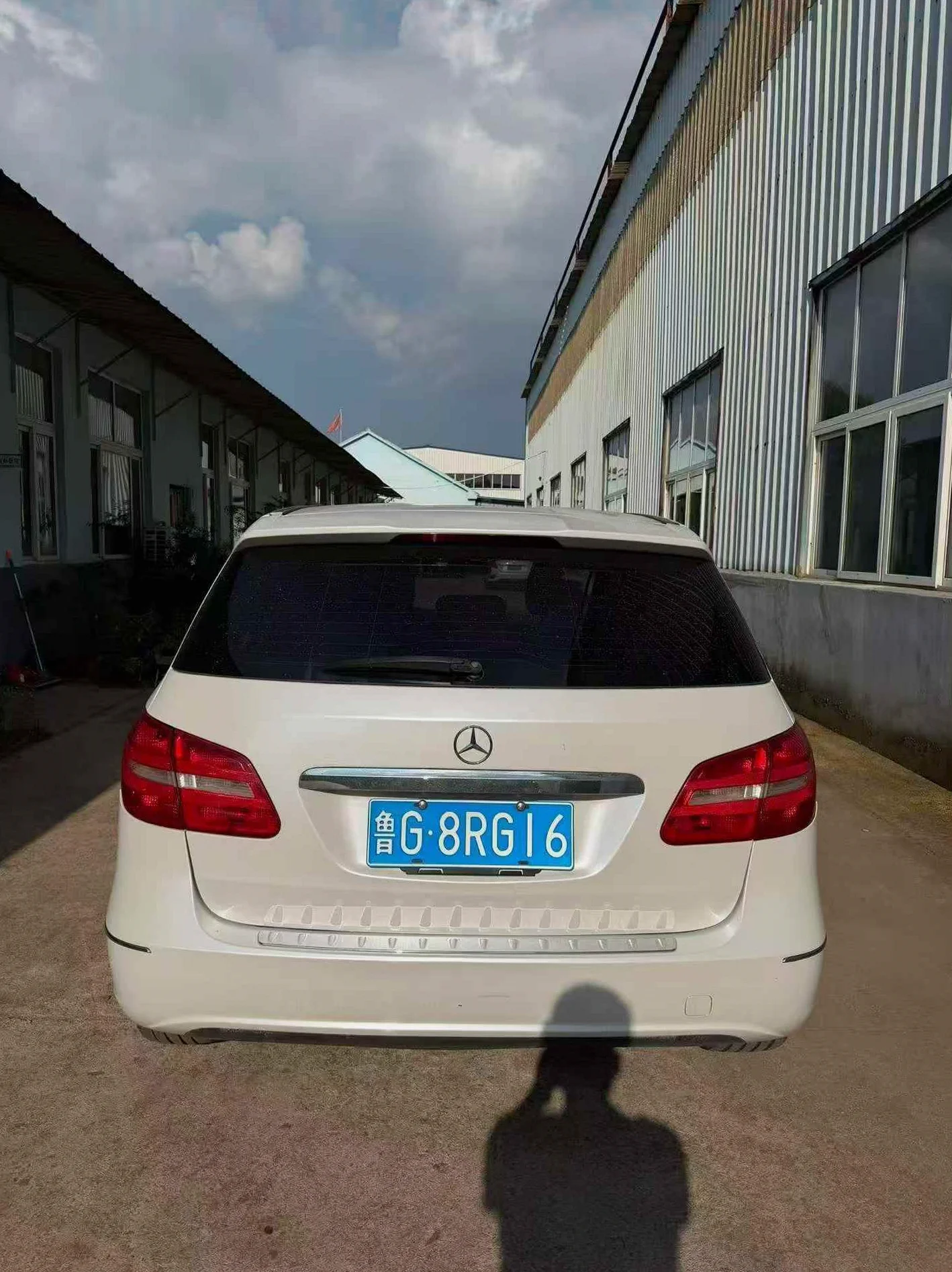 奔驰B 后面外观一