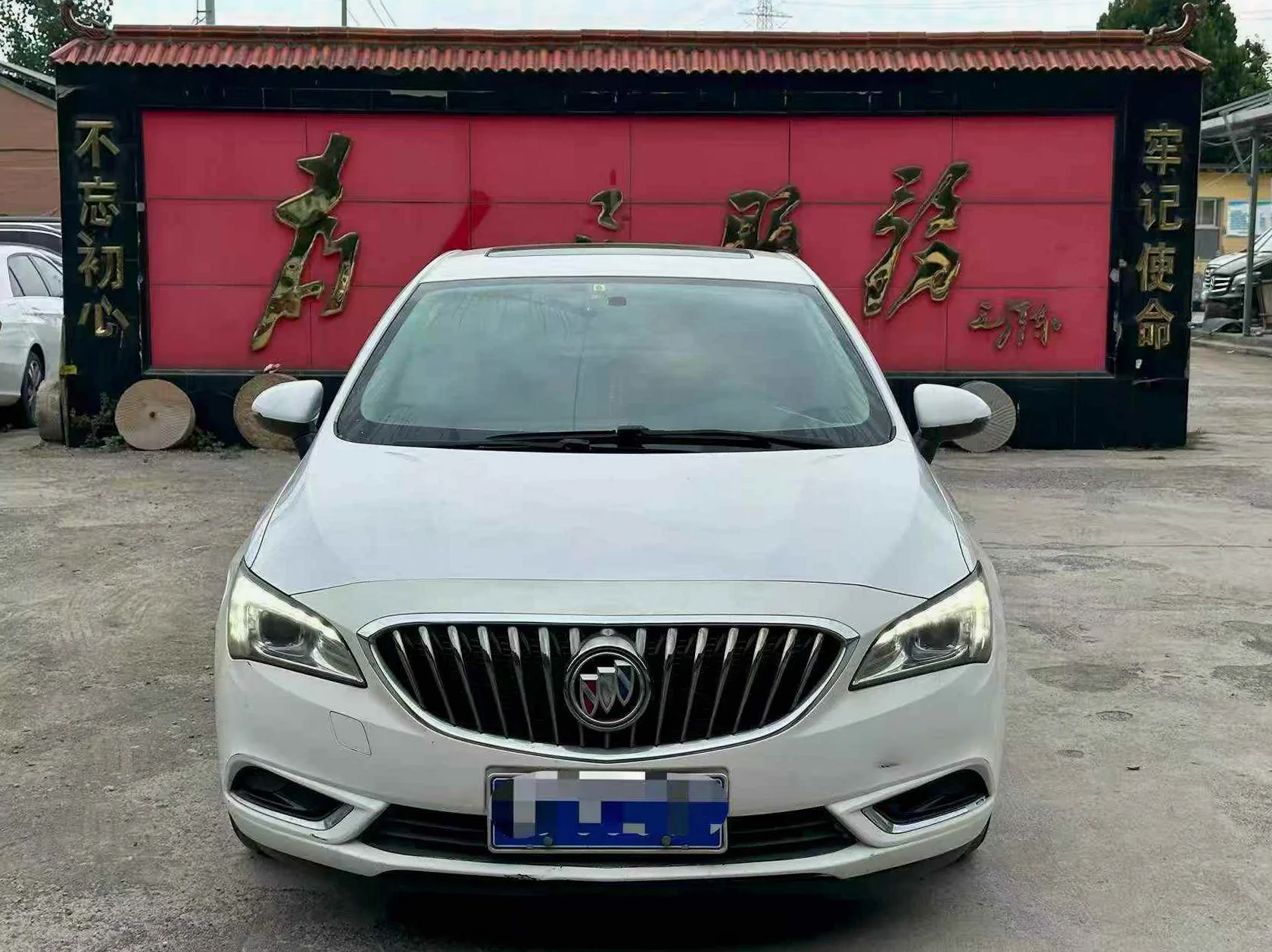 别克威朗 正面外观二