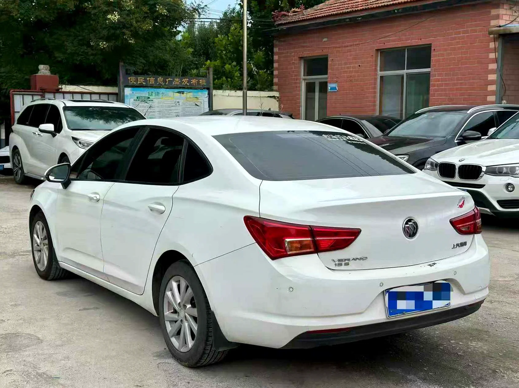 别克威朗 后面外观一