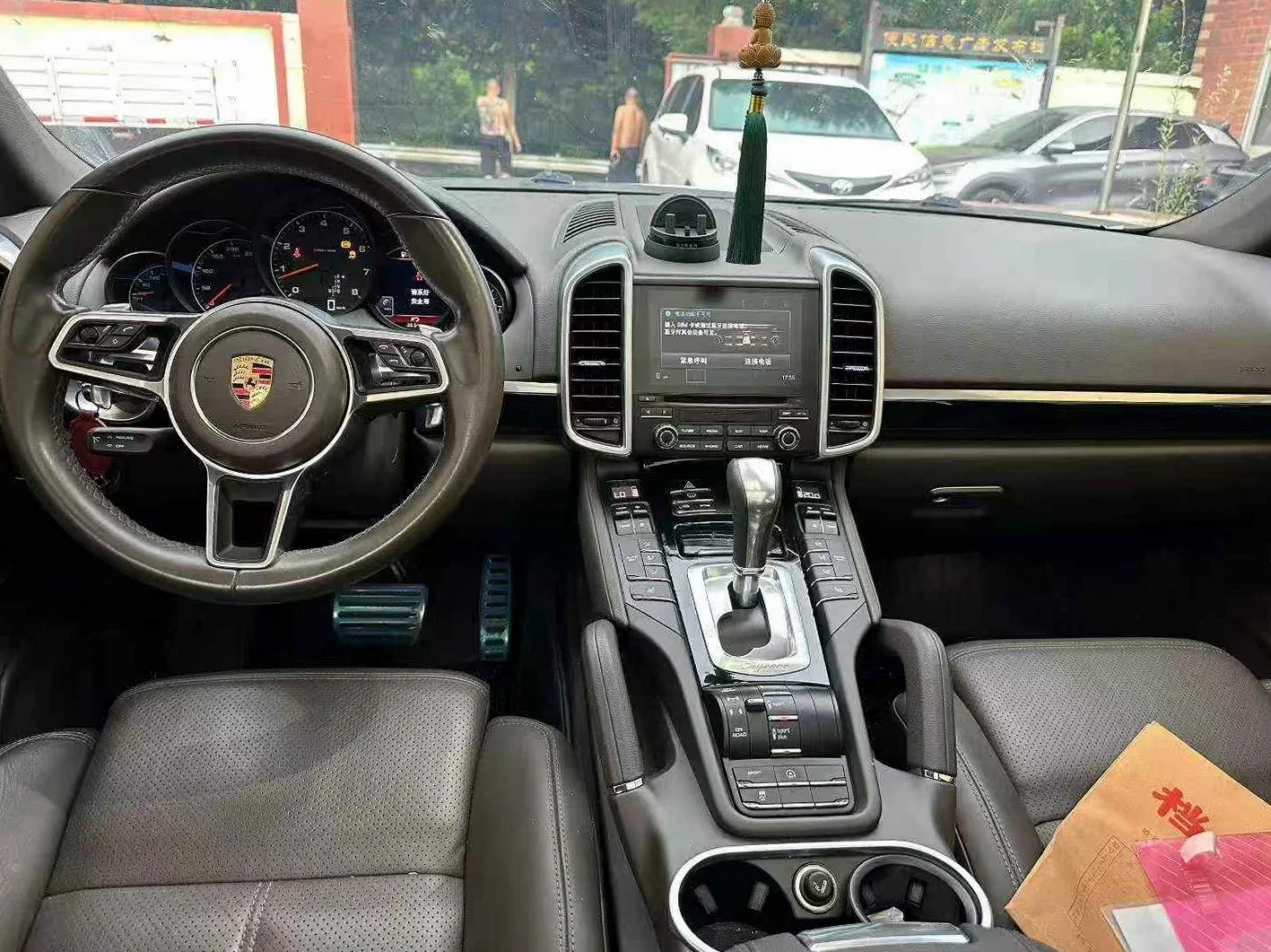 保时捷卡宴 驾驶室