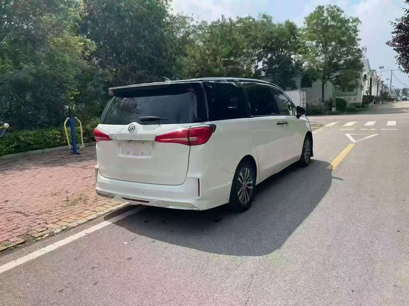 别克GL8 后面外观三