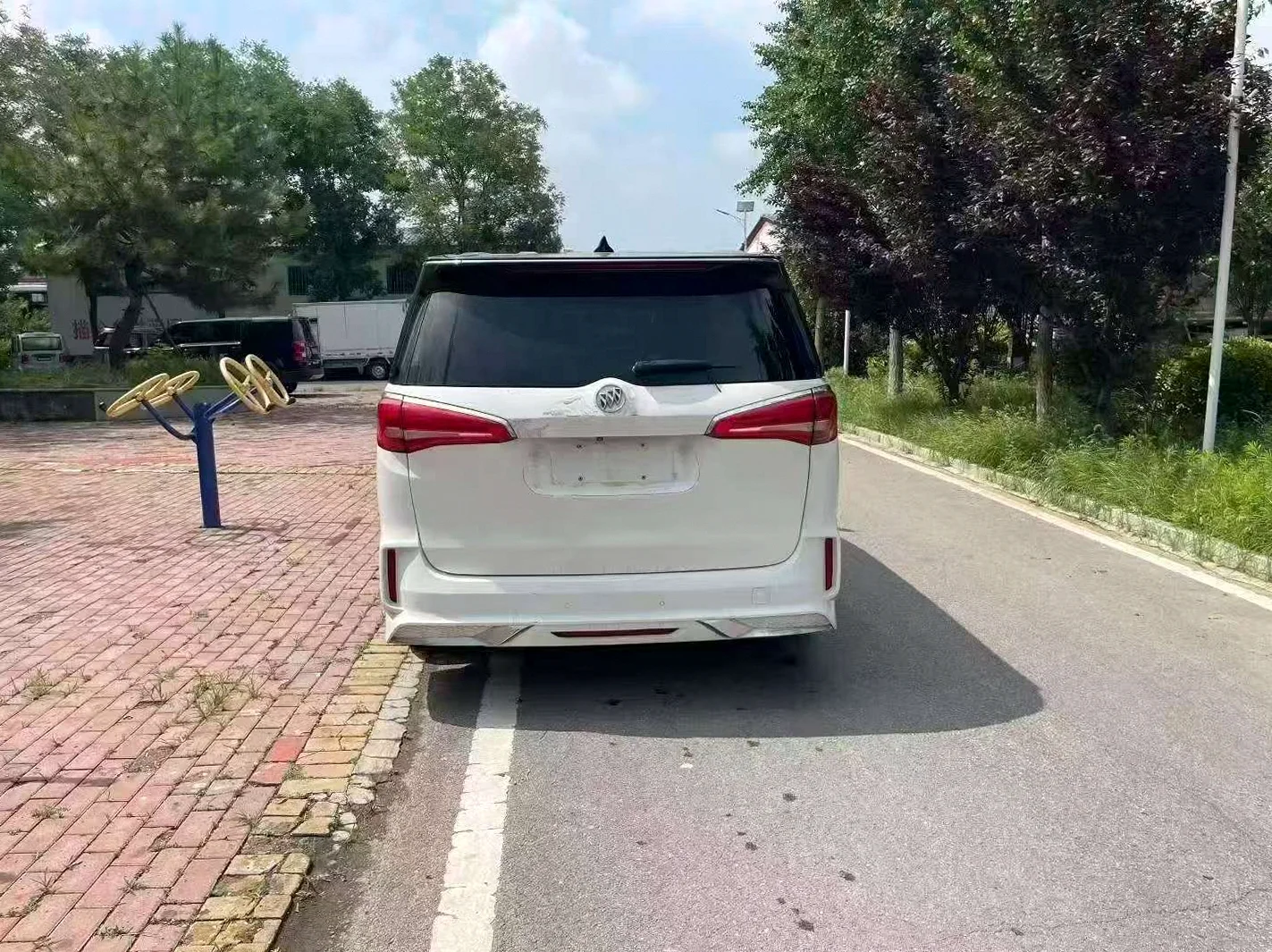 别克GL8 后面外观一