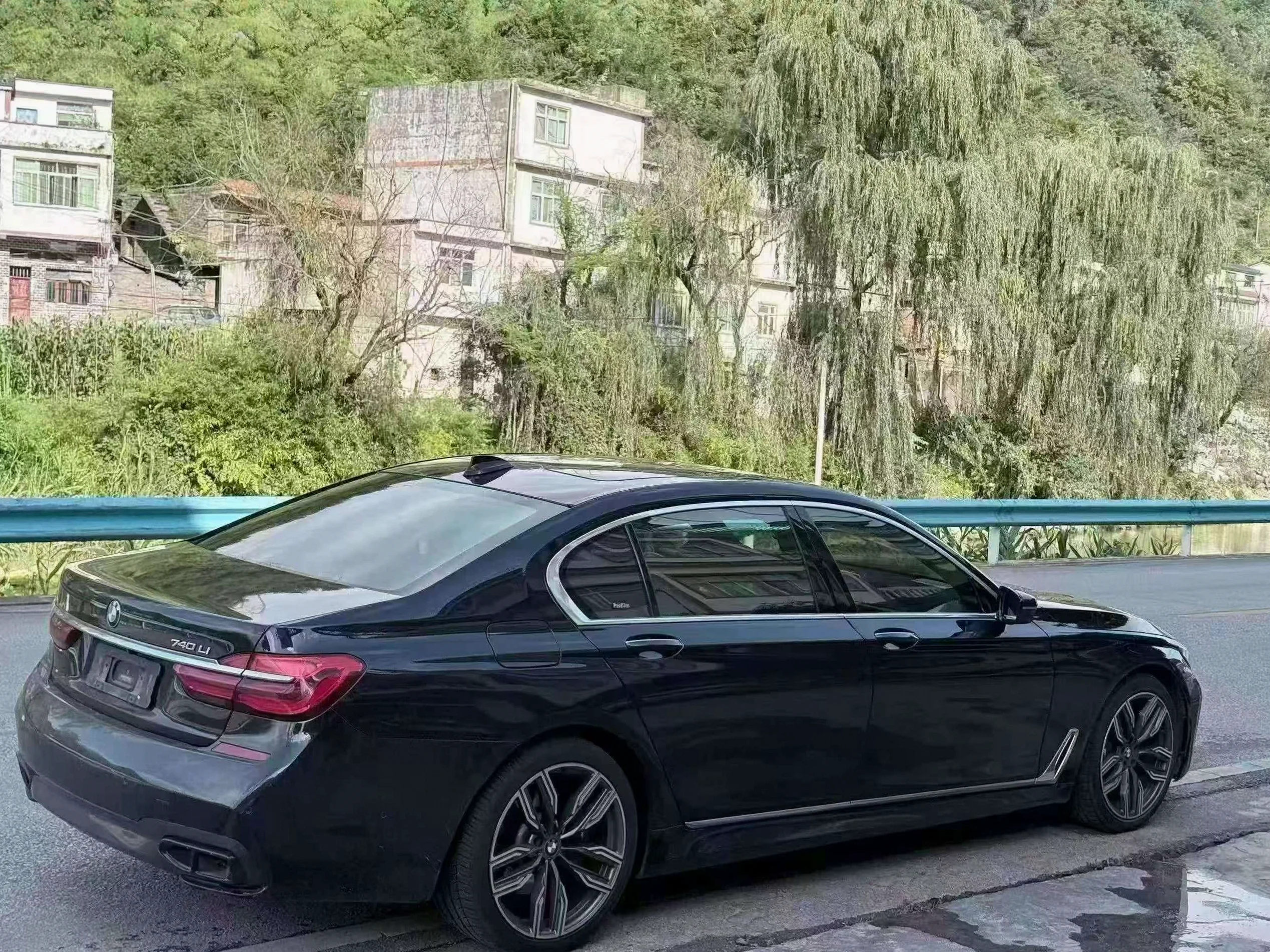 宝马7系 后面外观一