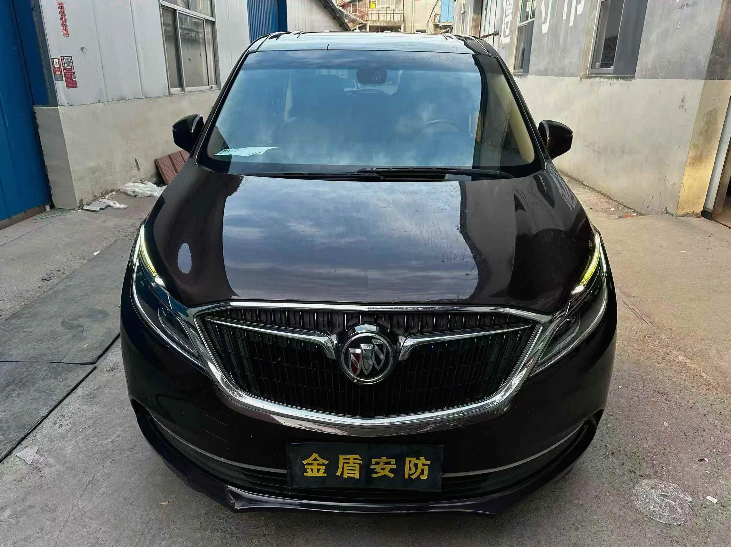 别克GL8 正面外观二