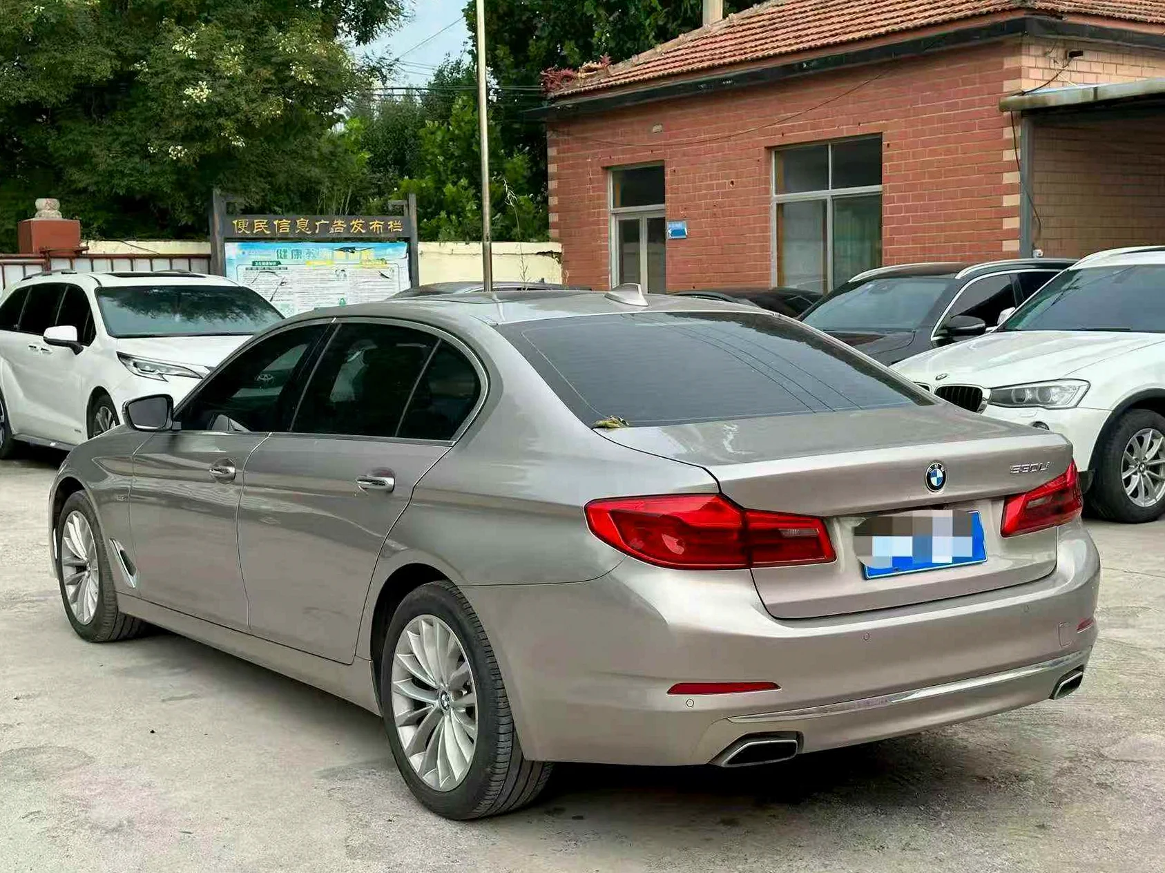 宝马5系 后面外观一
