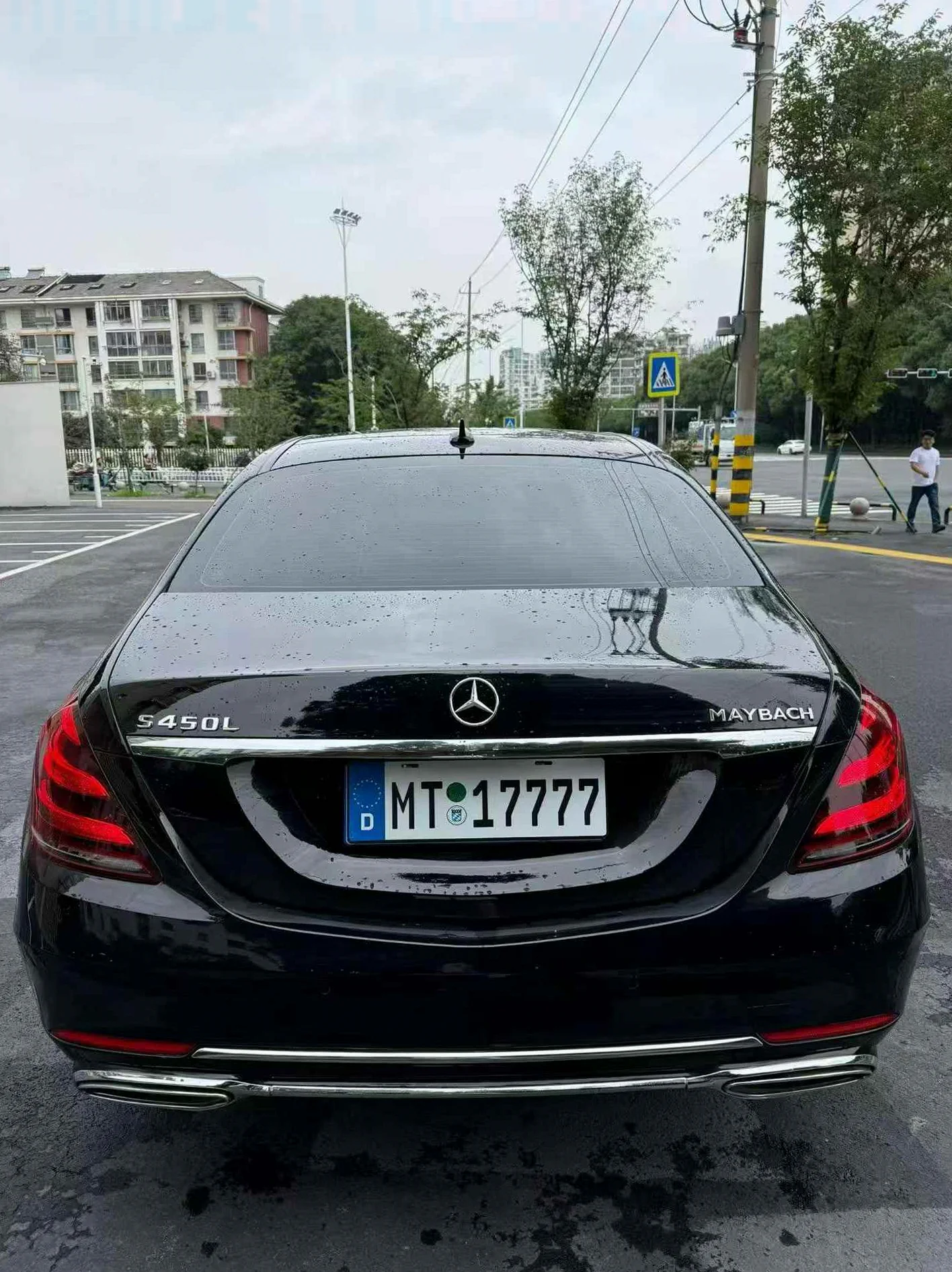奔驰S 后面外观一