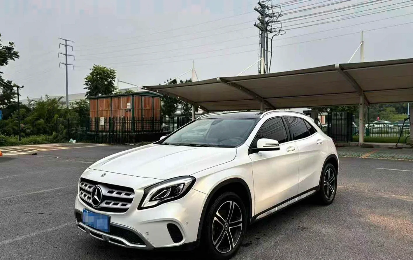 奔驰GLA 后面外观一