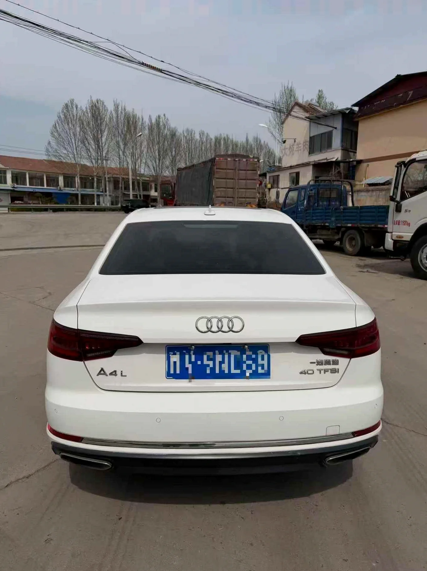 奥迪A4L 后面外观一