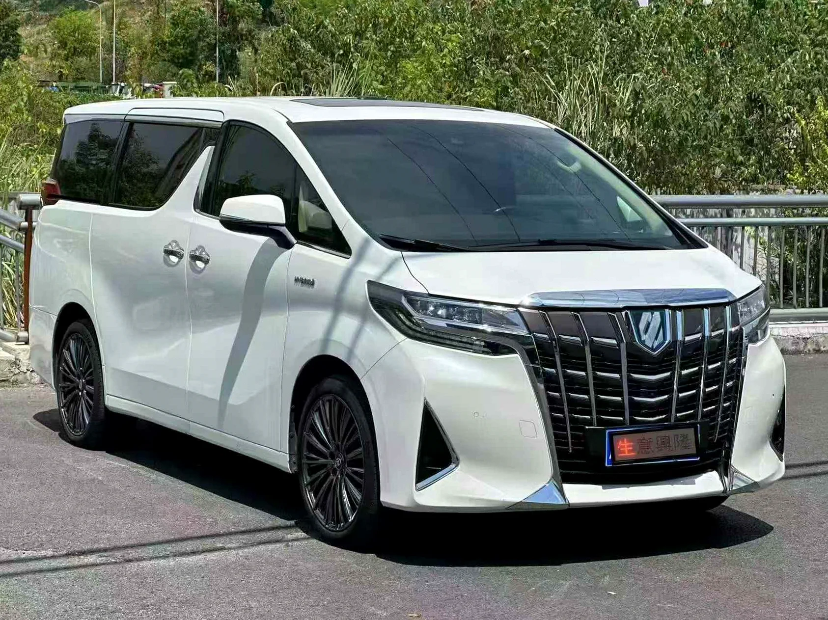 2020款丰田埃尔法双擎尊贵版