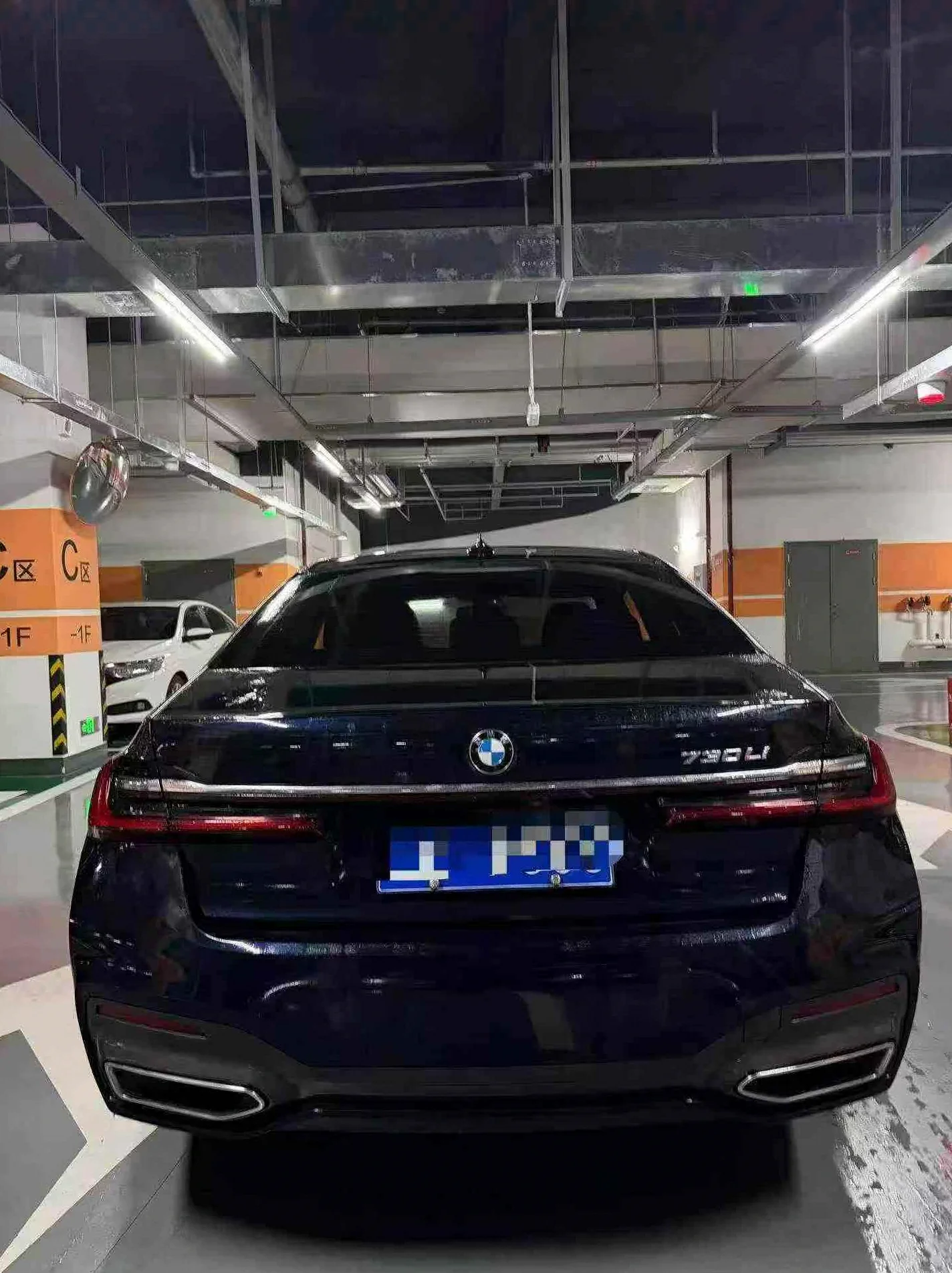 宝马7系 后面外观一