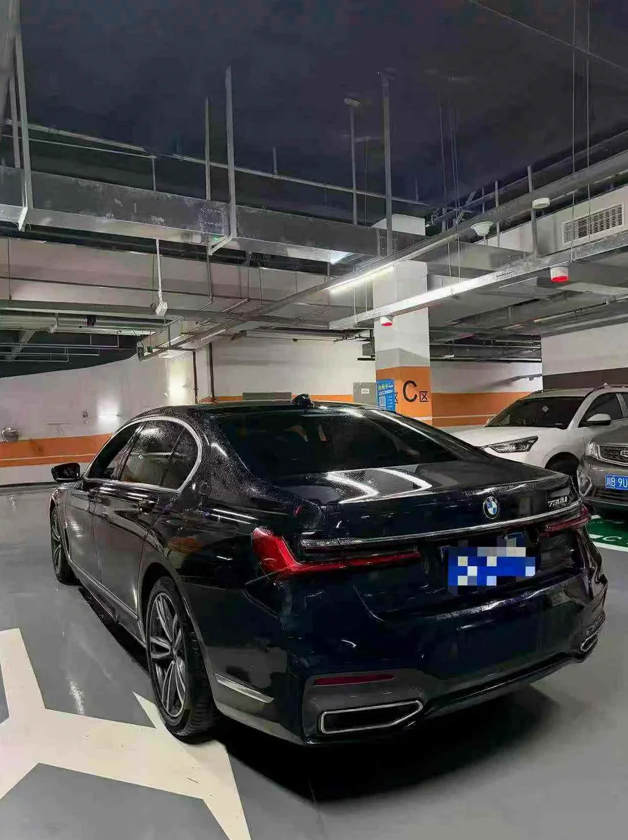 宝马7系 后面外观三