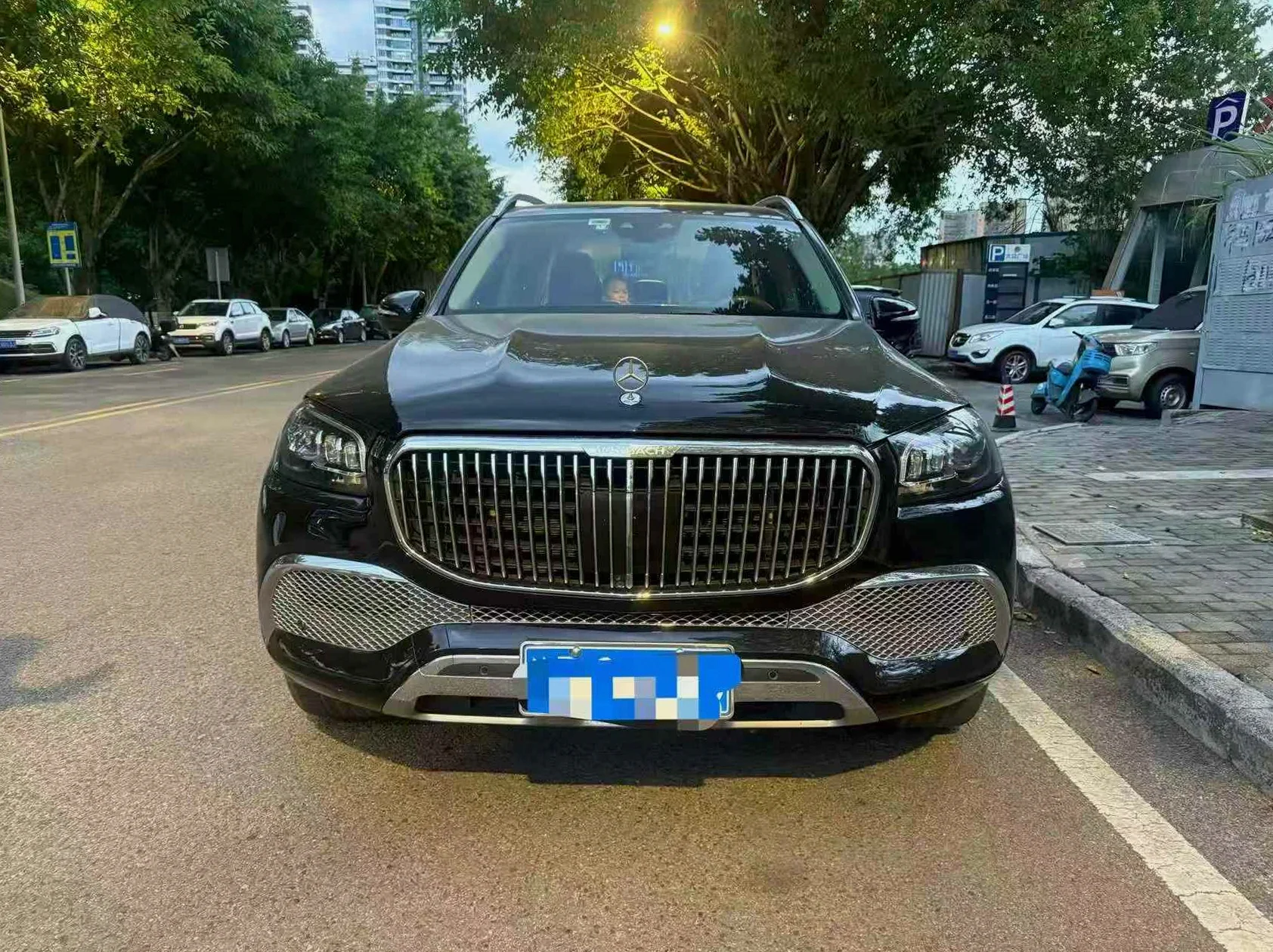 奔驰GLS 正面外观二