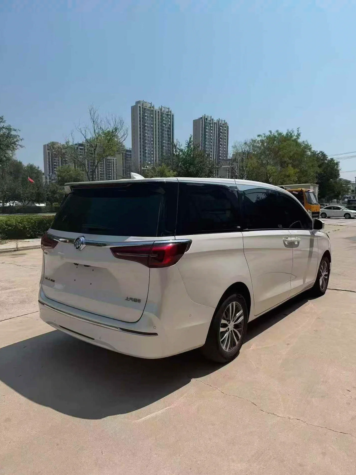 别克GL8 后面外观三