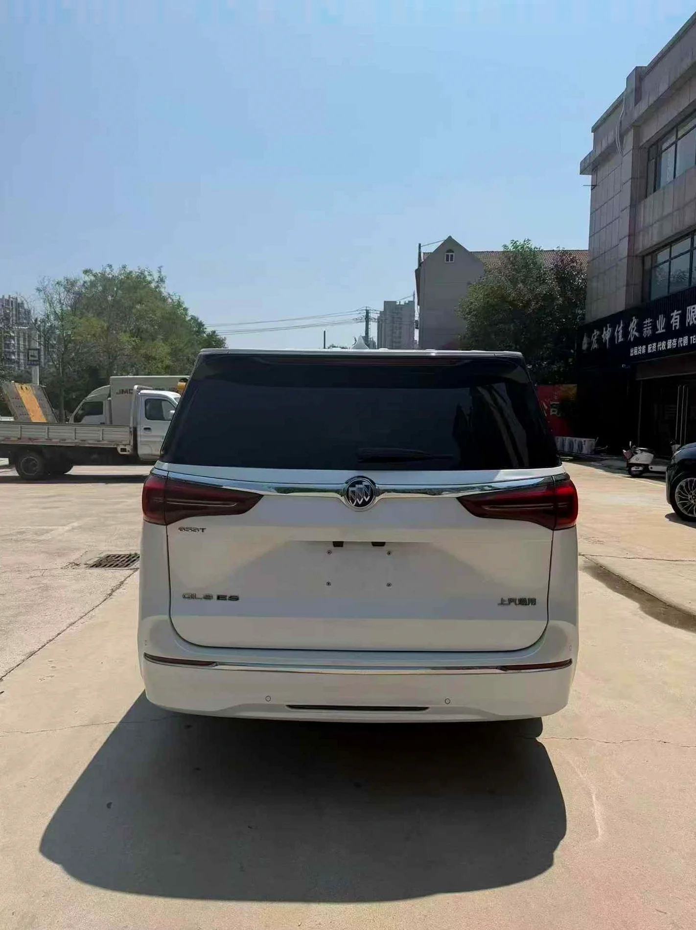 别克GL8 后面外观一