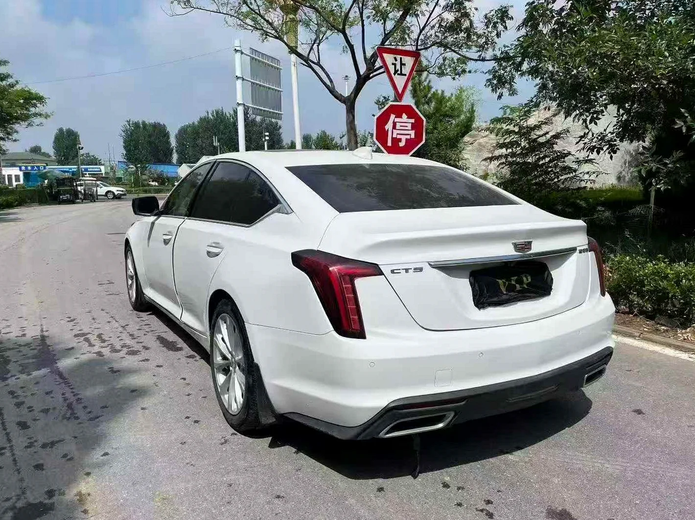 凯迪拉克CT5 后面外观一