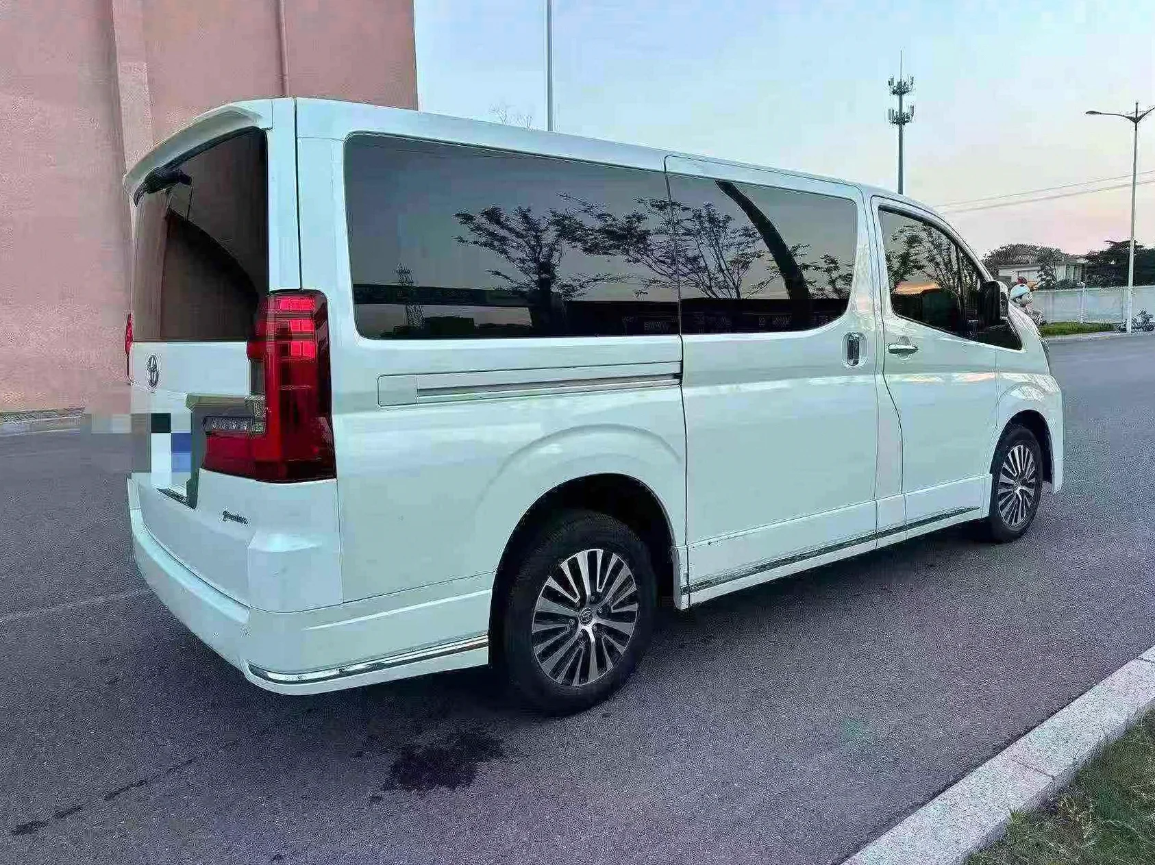 丰田格兰维亚 后面外观三