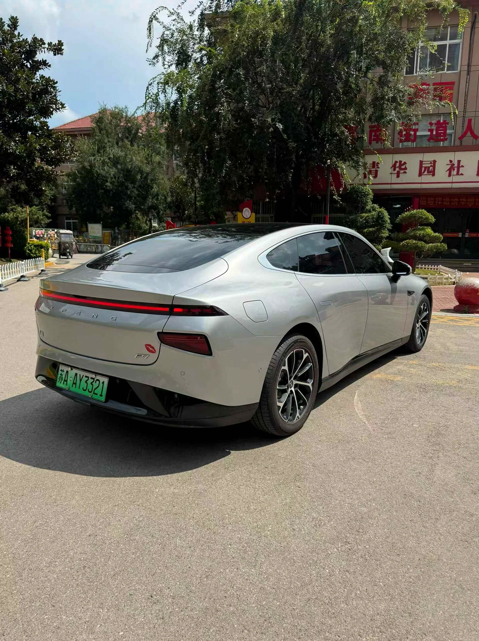 小鹏汽车p7 后面外观一