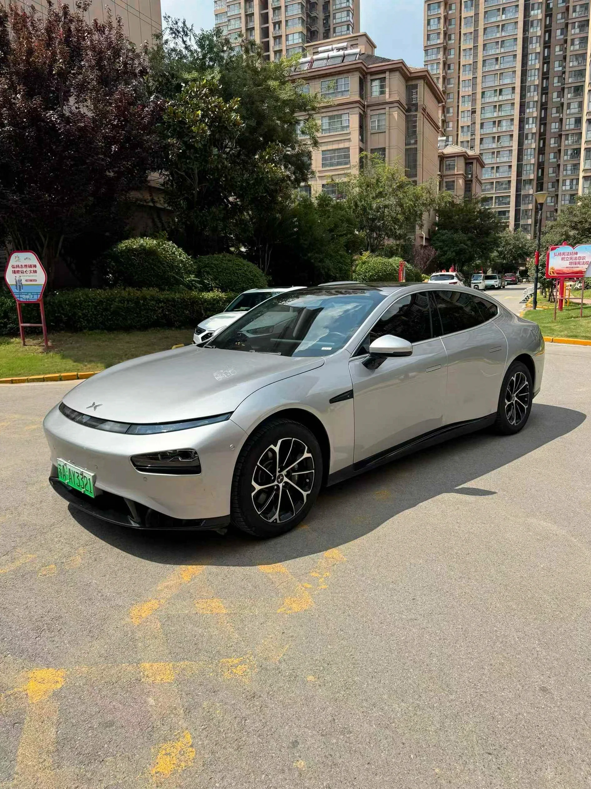小鹏汽车p7 正面外观二