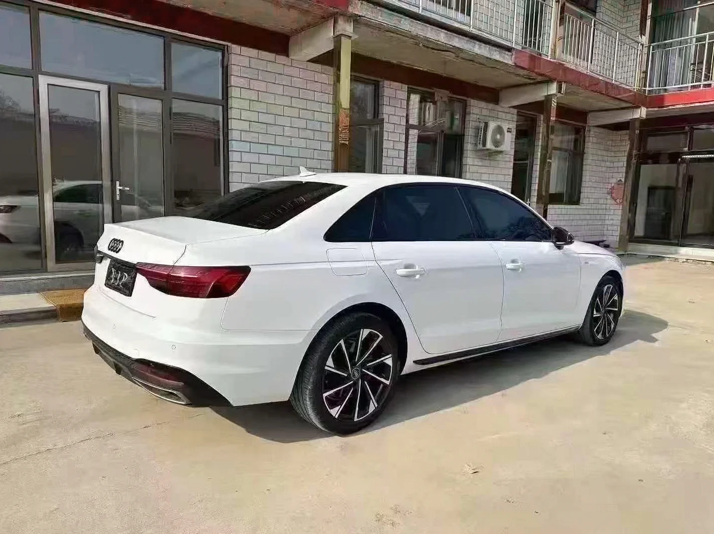 奥迪A4L 后面外观一