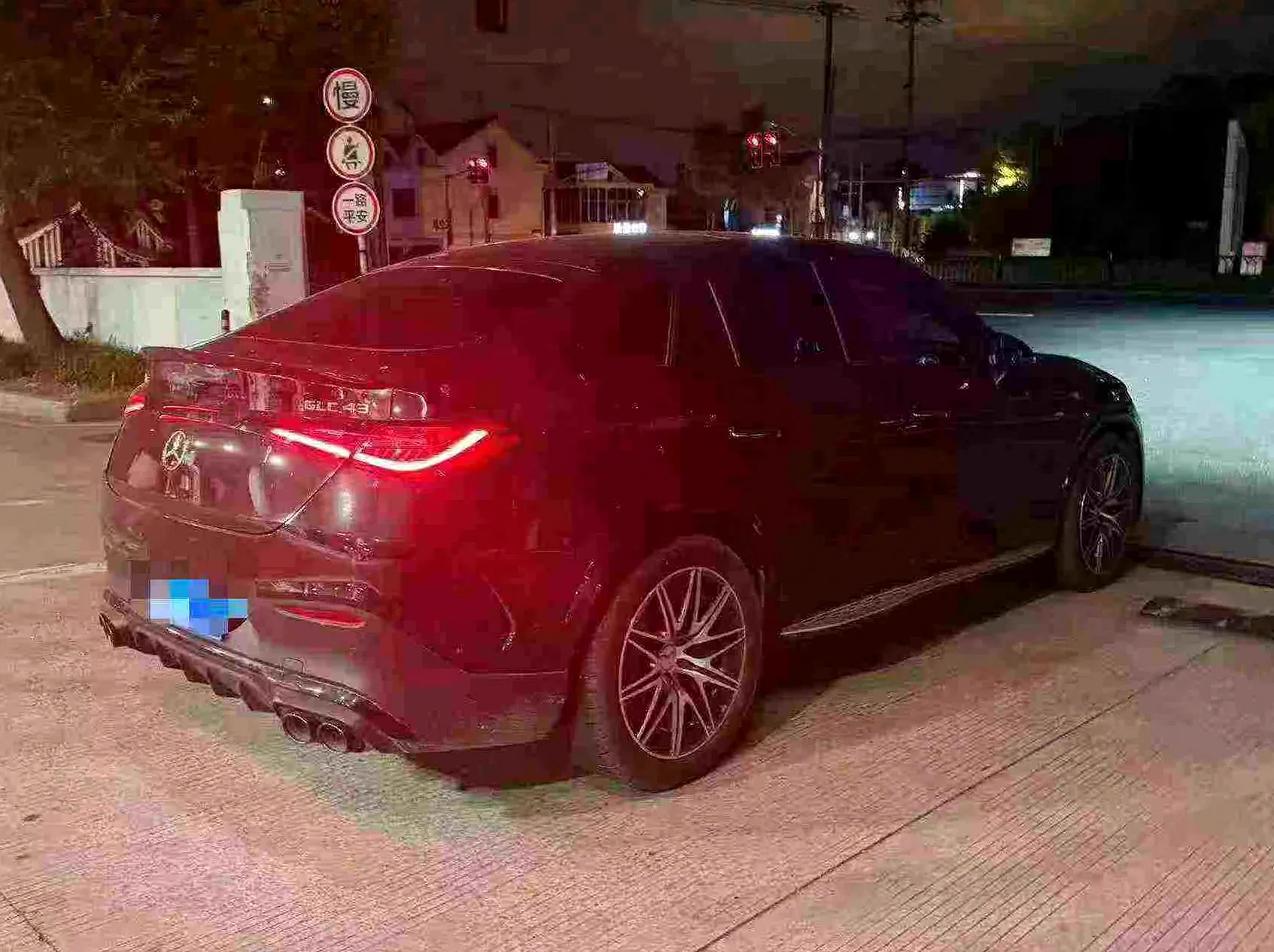 奔驰AMG 后面外观三