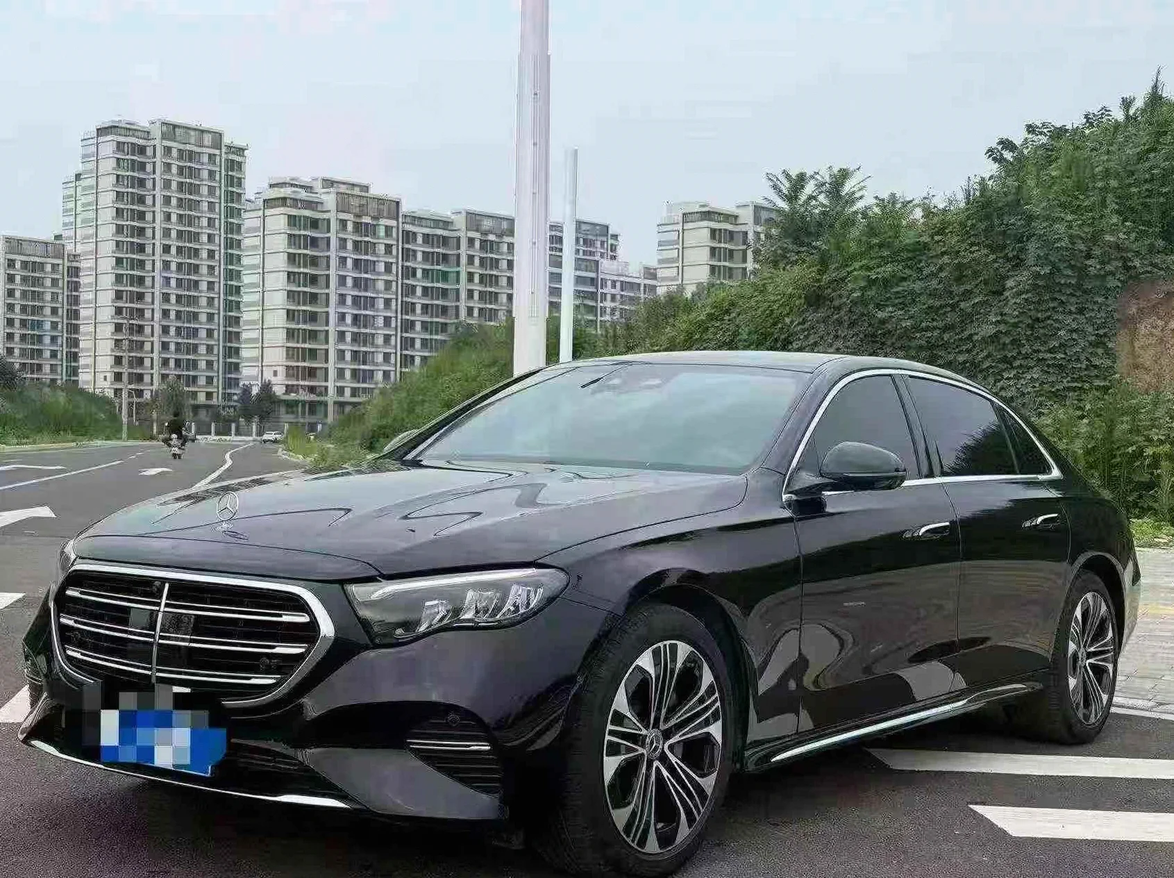 奔驰E 正面外观三