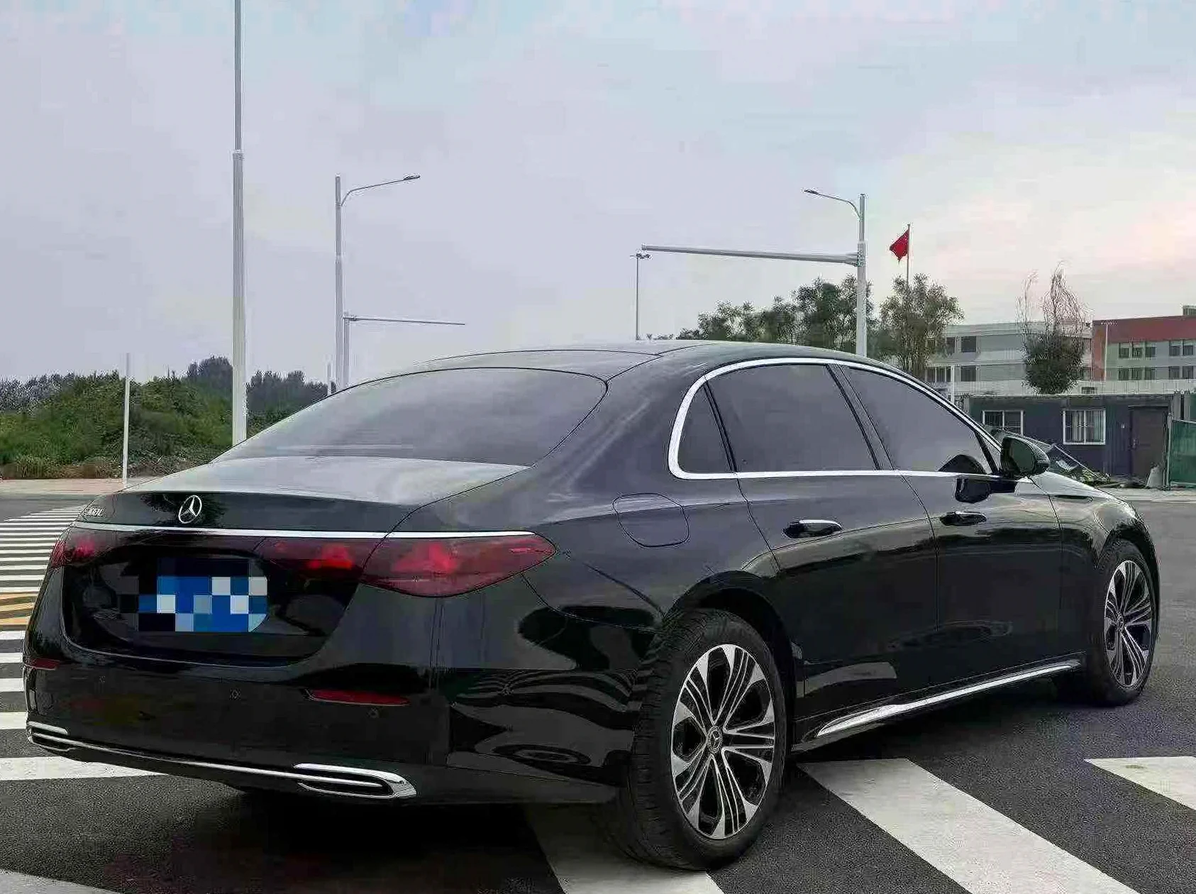 奔驰E 后面外观一