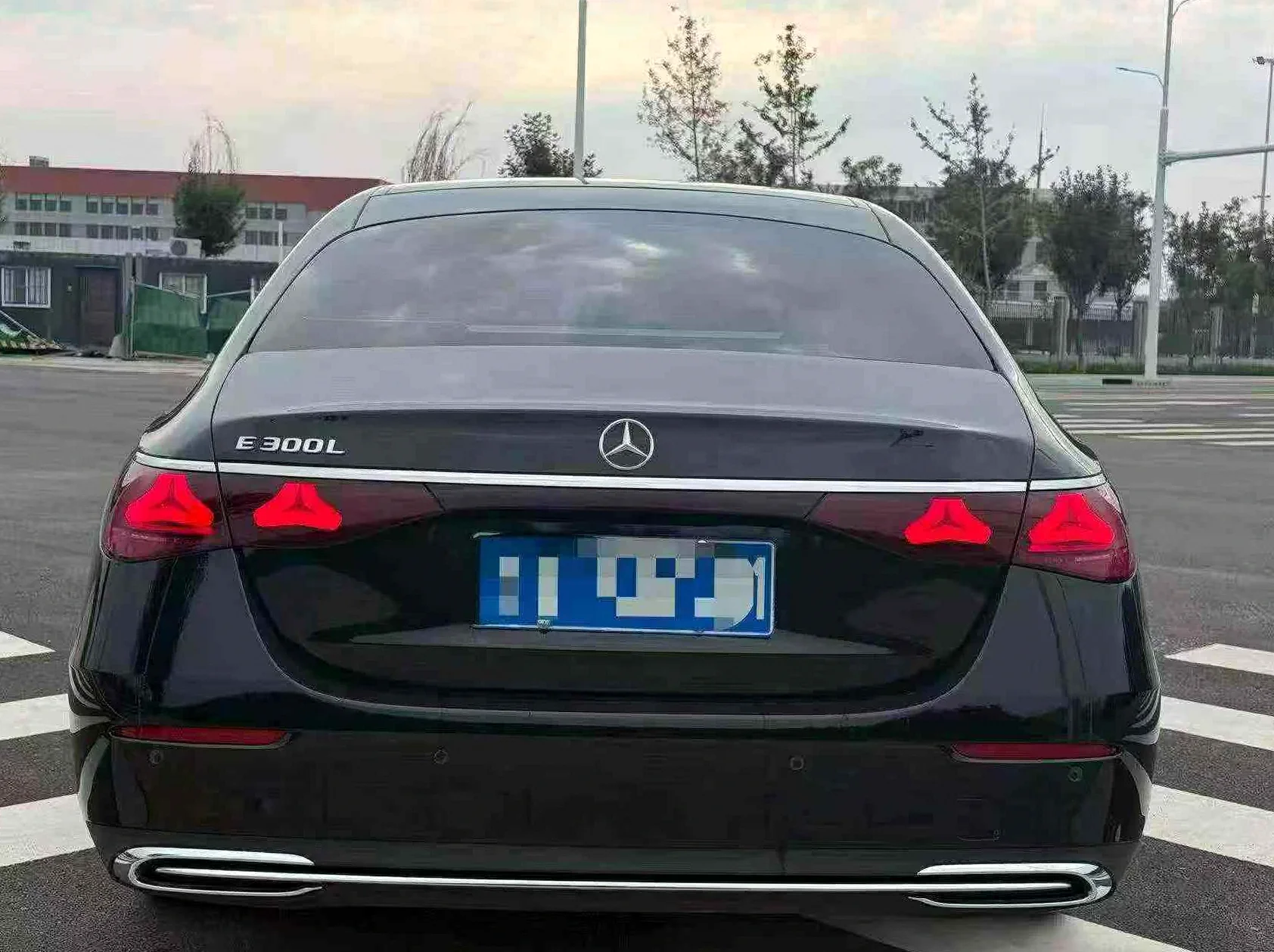 奔驰E 后面外观二