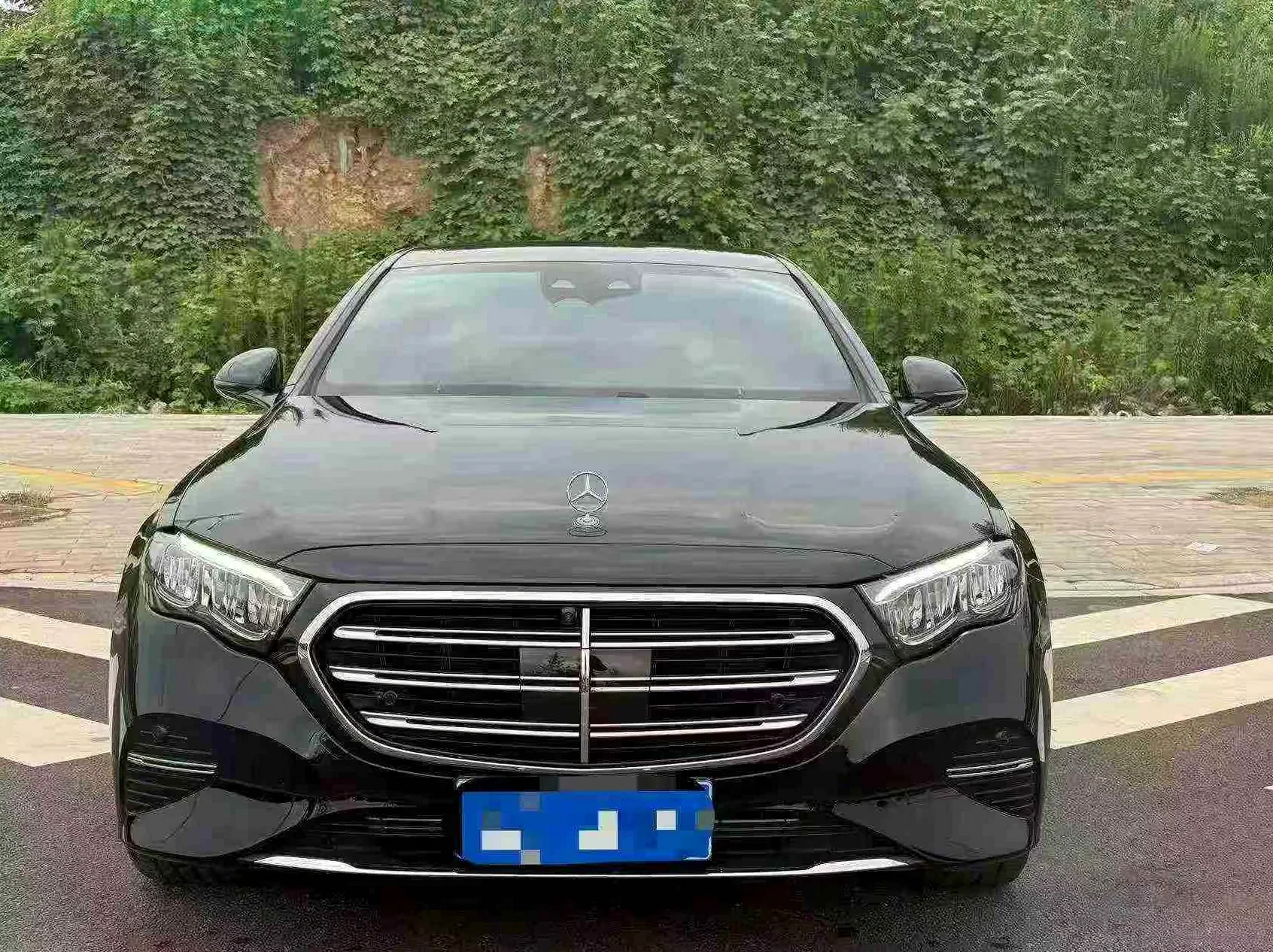 奔驰E 正面外观二