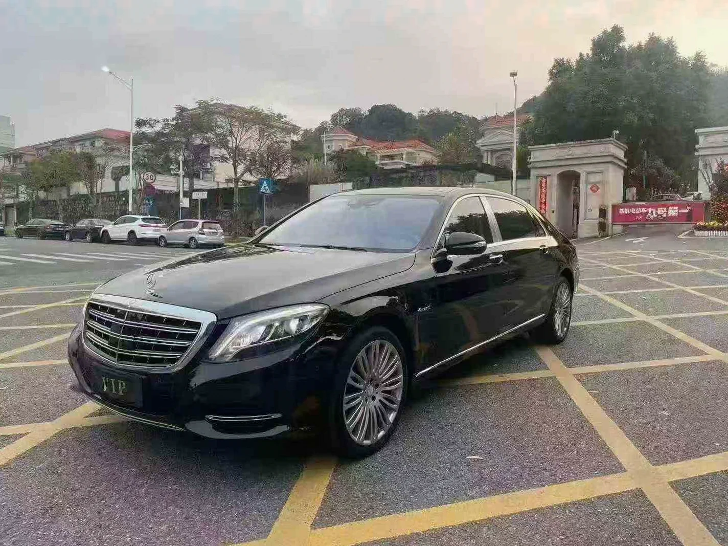 奔驰迈巴赫S级 正面外观三