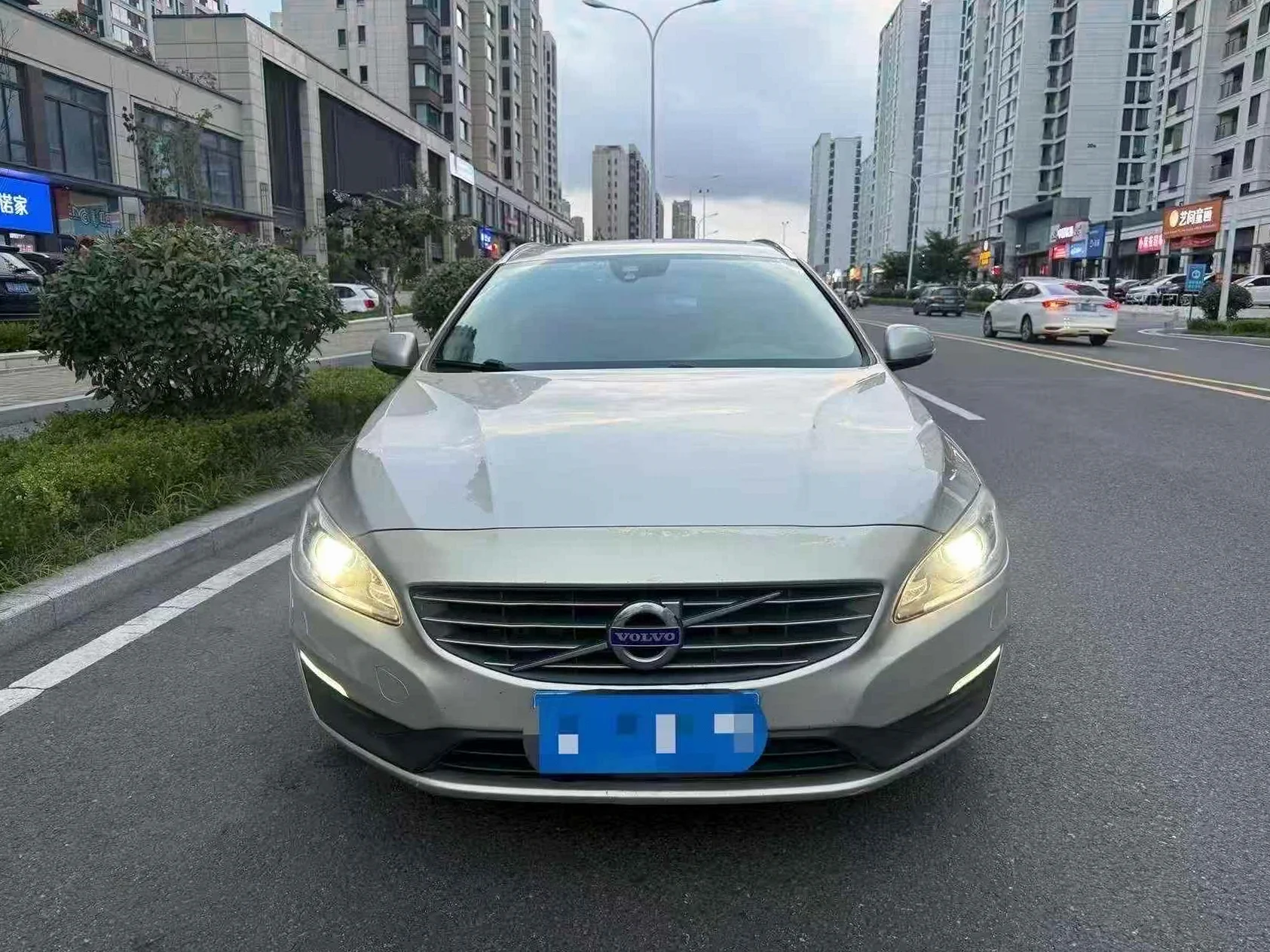 2017款沃尔沃V60 2.0T 电动座椅带天窗