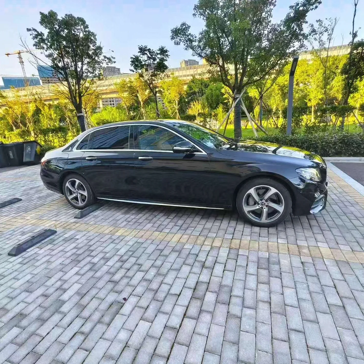 奔驰E 正面外观二
