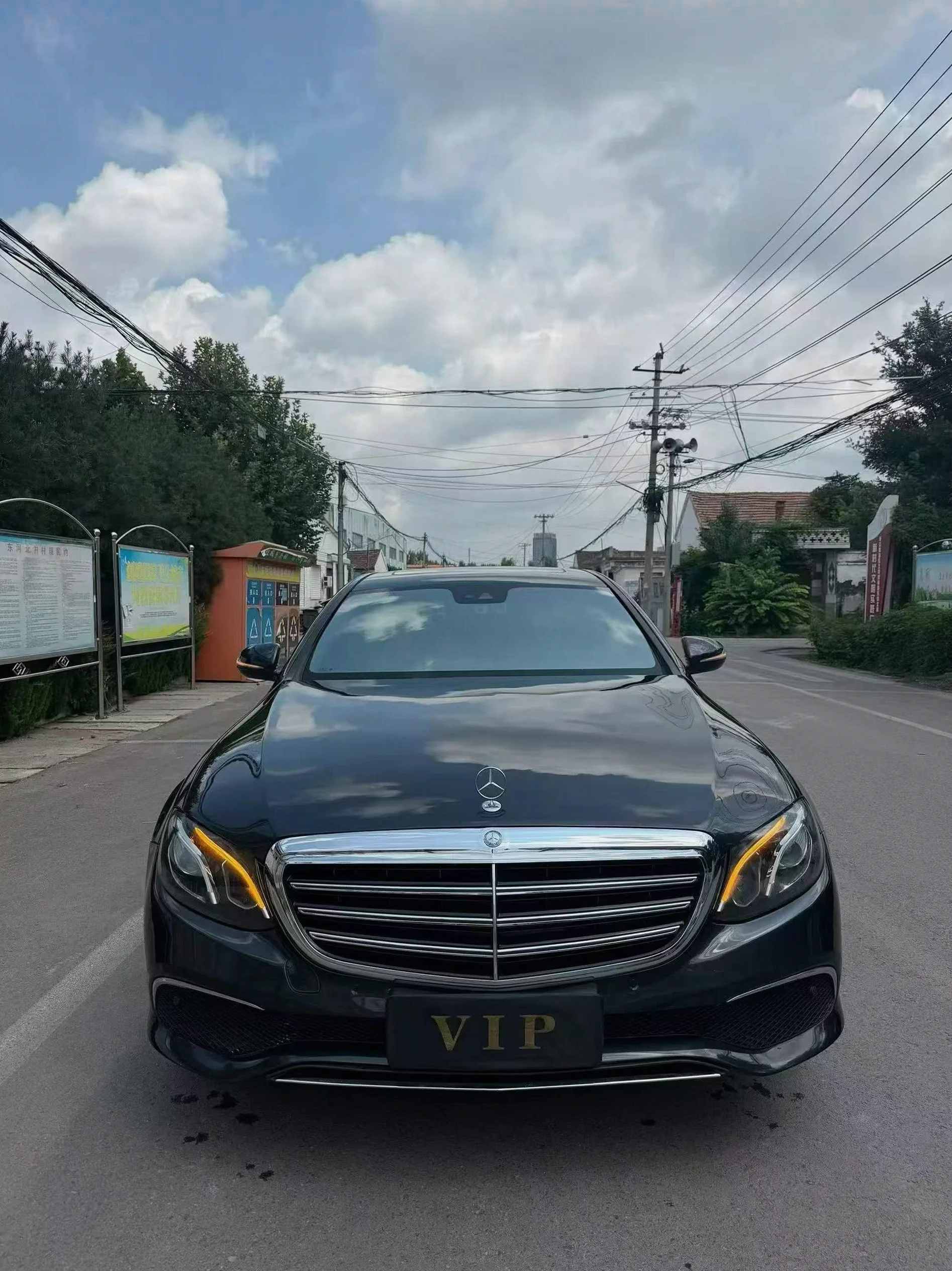奔驰E 正面外观二