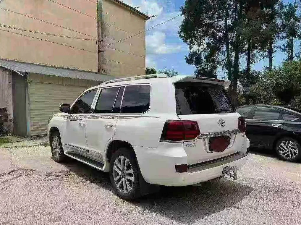 丰田兰德酷路泽 后面外观一