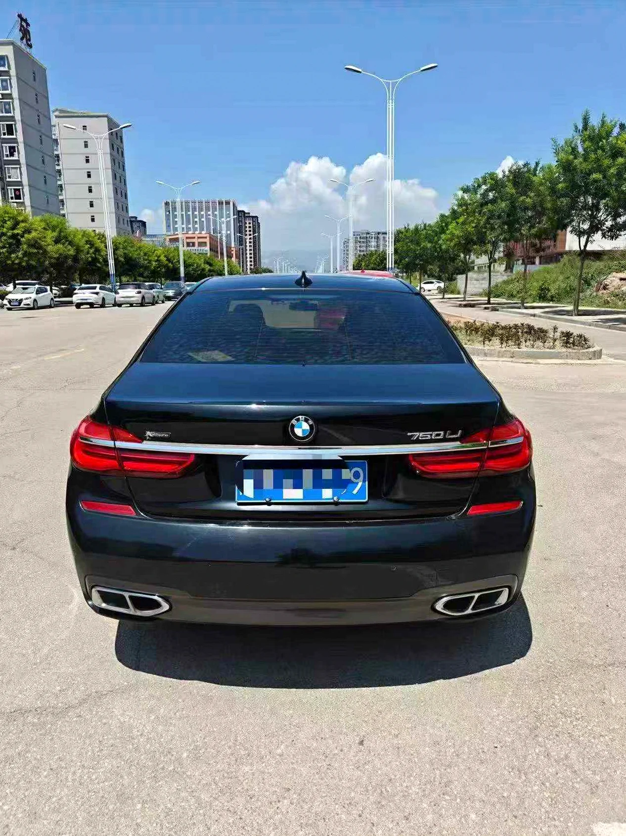 宝马7系 后面外观一