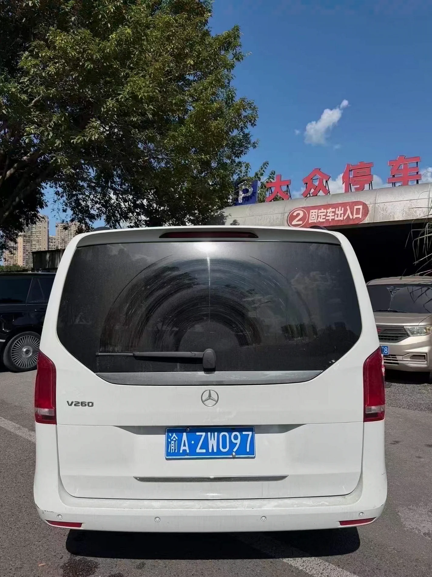 奔驰V 后面外观一