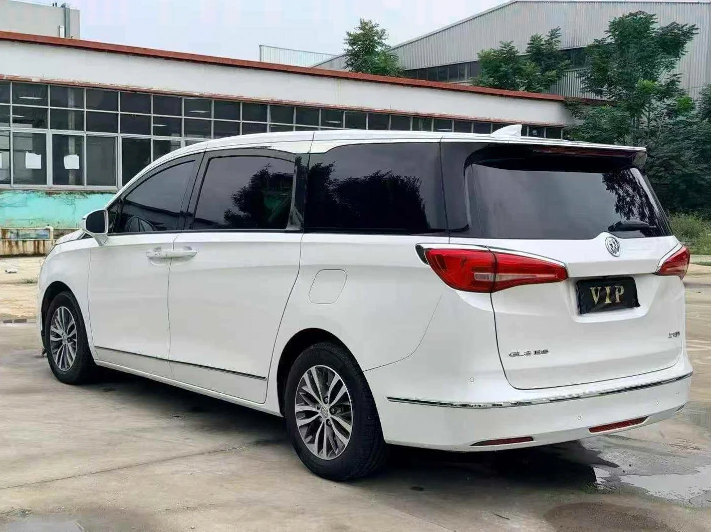 别克GL8 后面外观一