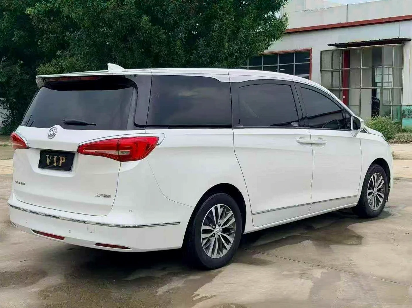 别克GL8 后面外观三