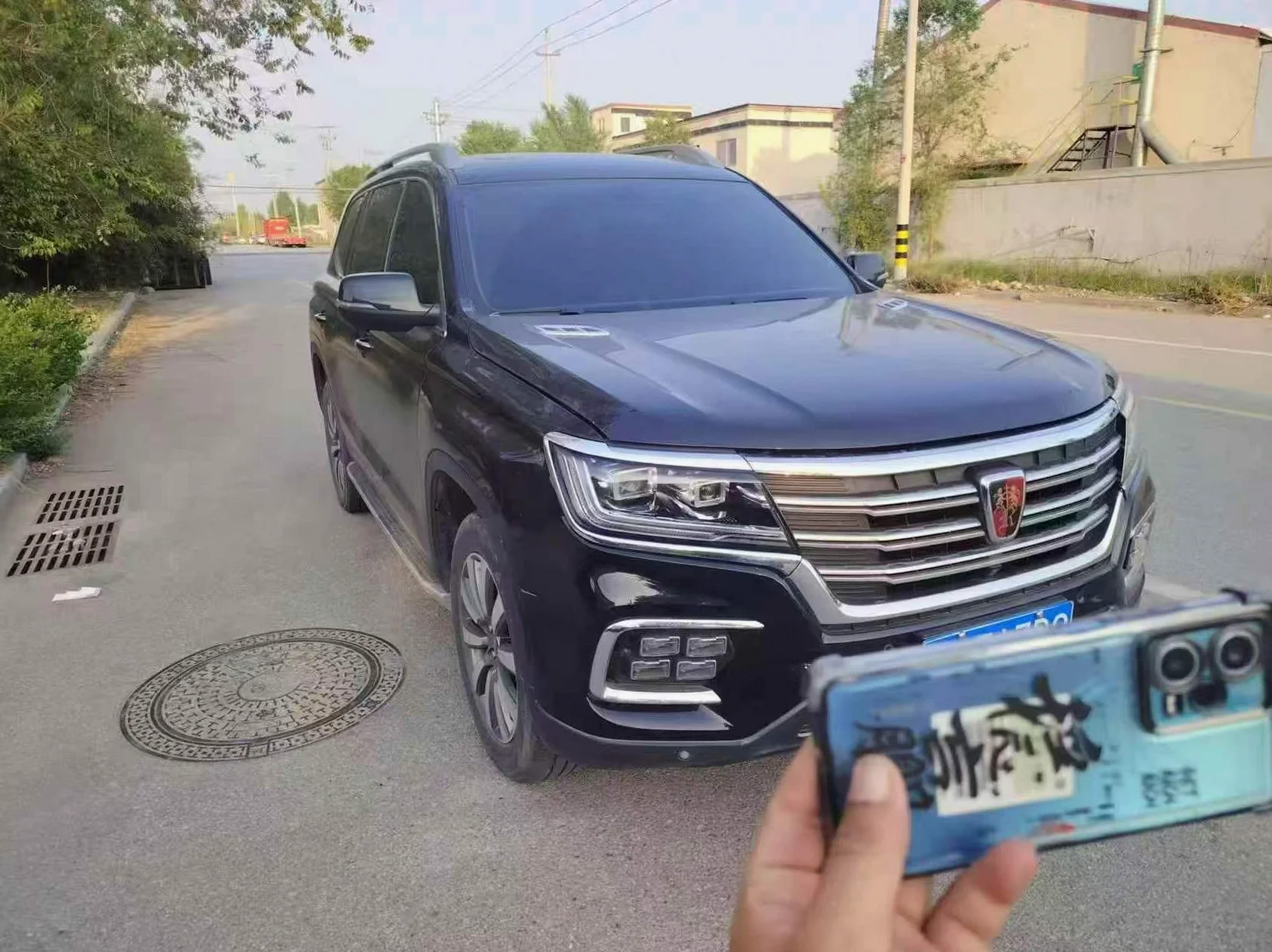 荣威RX8 正面外观二