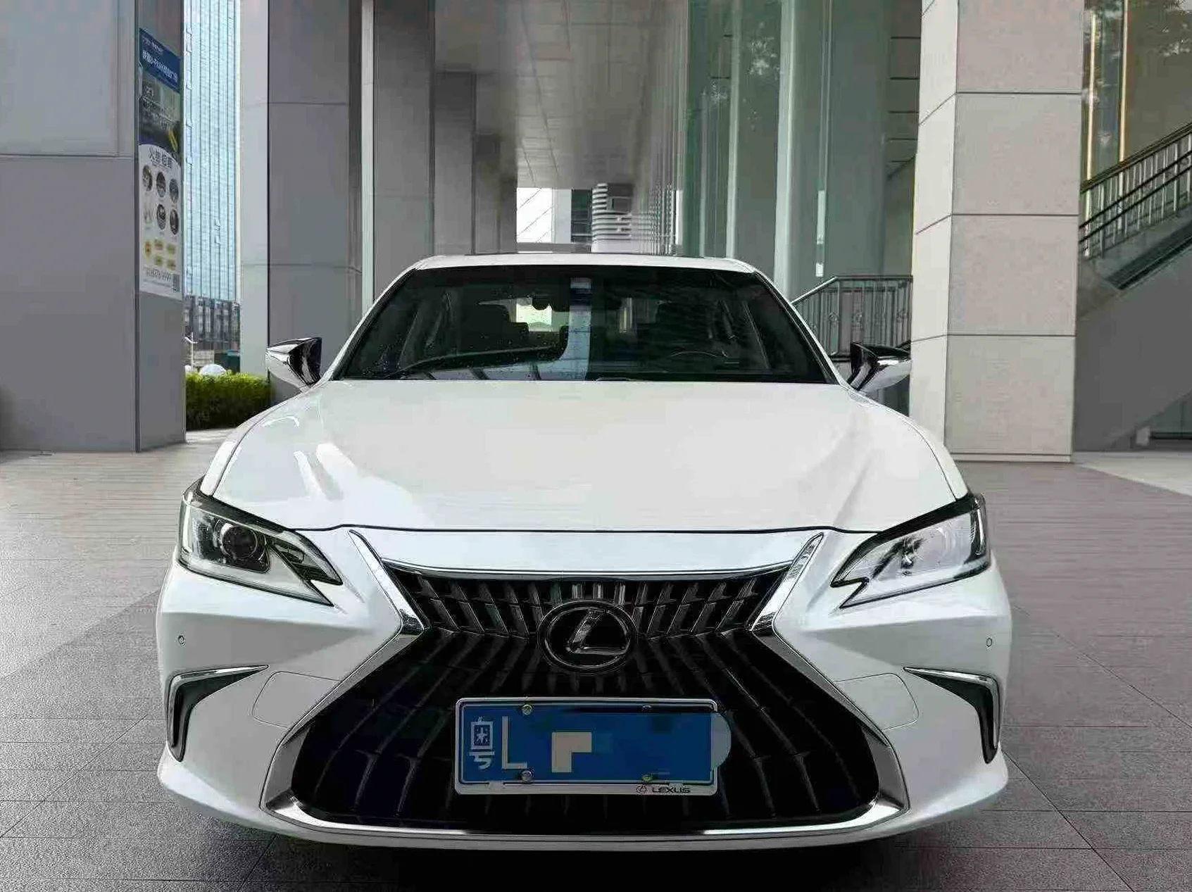 雷克萨斯ES 正面外观二