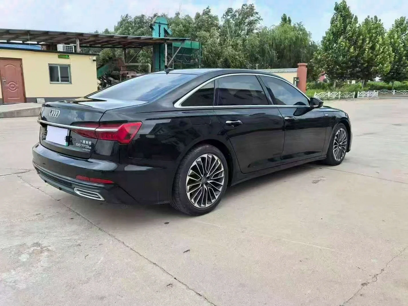 奥迪A6L 后面外观三