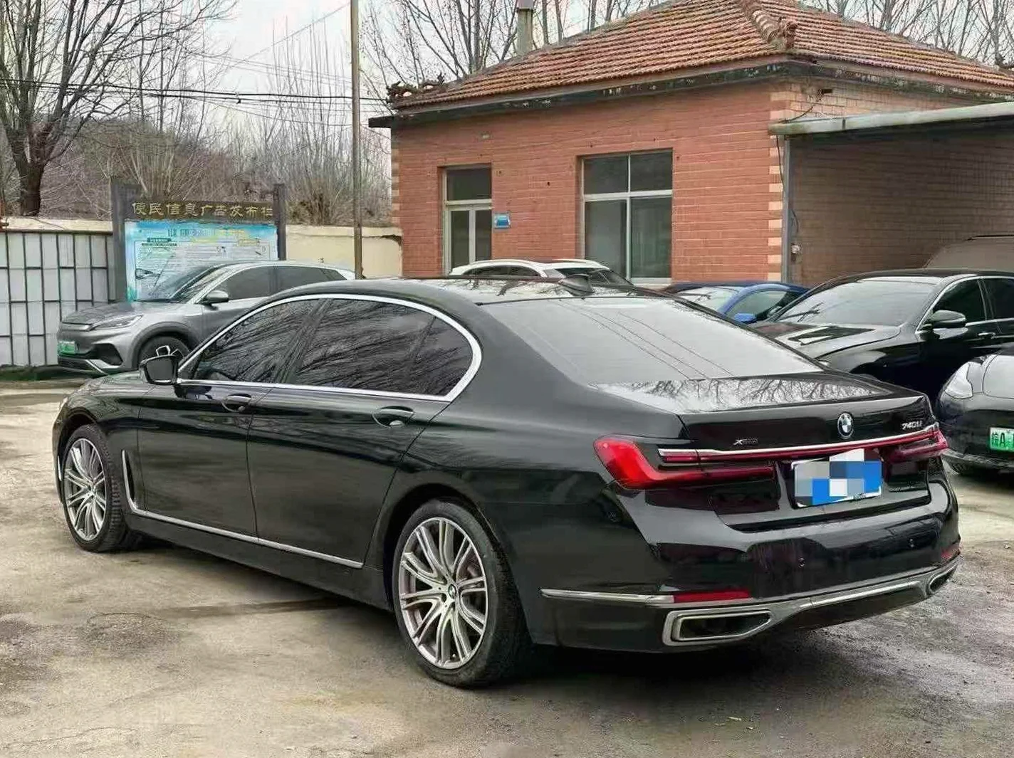 宝马7系 后面外观一