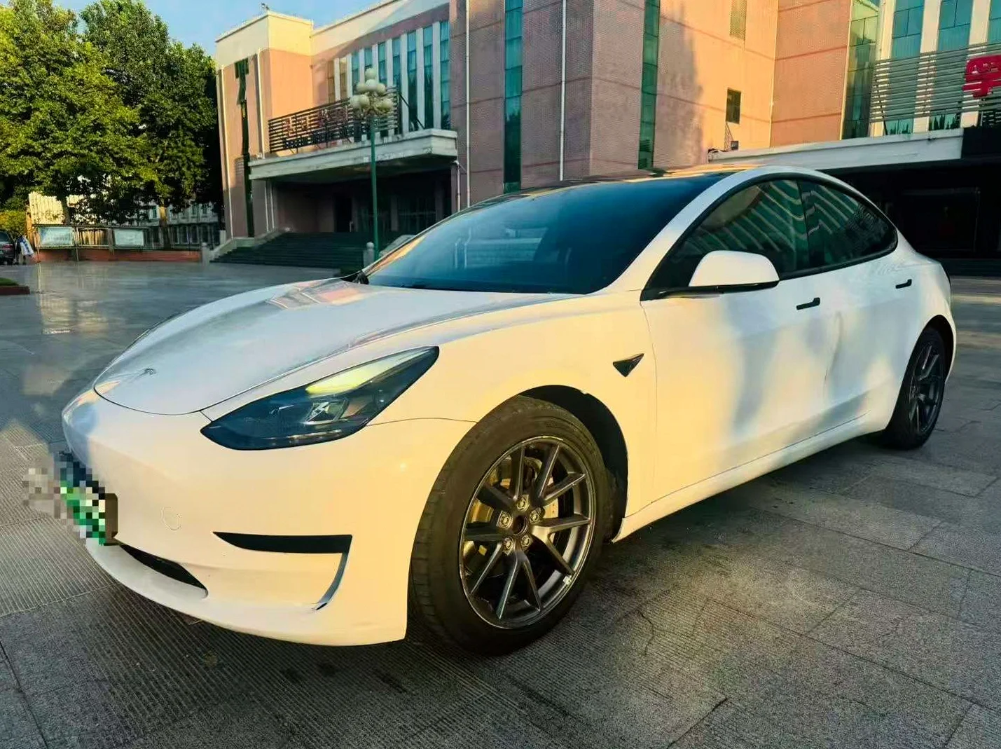 特斯拉MODEL 正面外观二