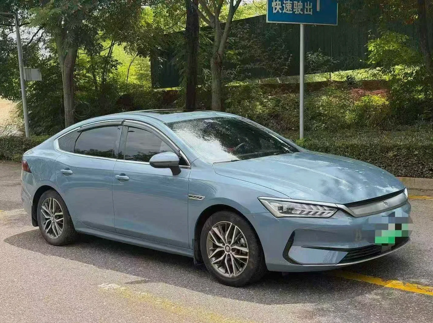 比亚迪秦 后面外观一