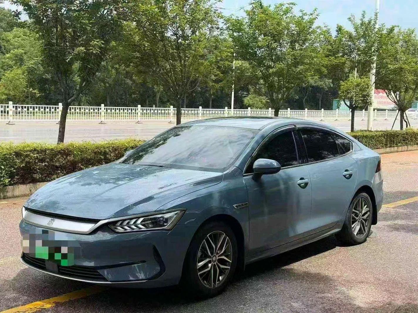 比亚迪秦 正面外观二