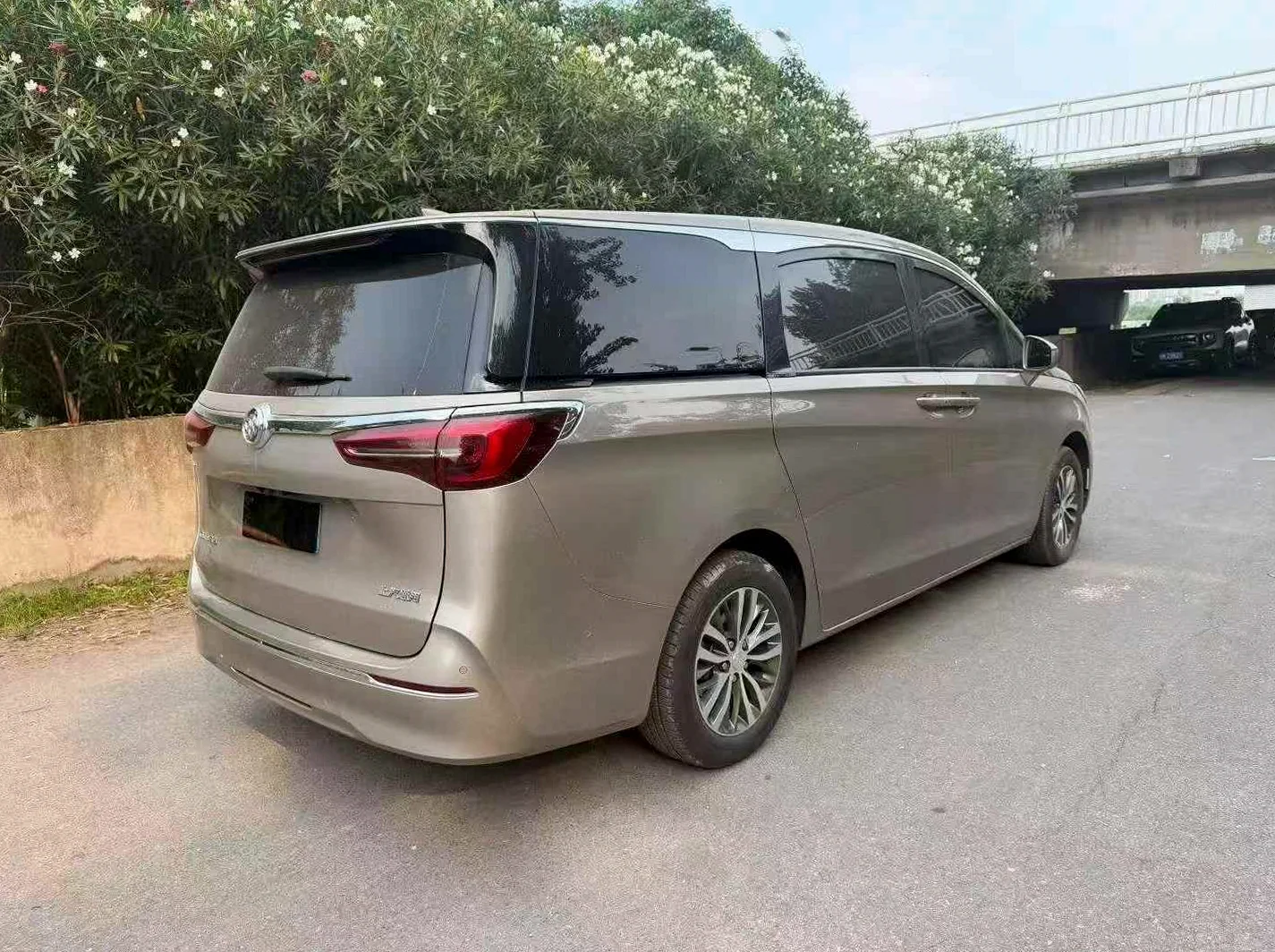别克GL8 后面外观三