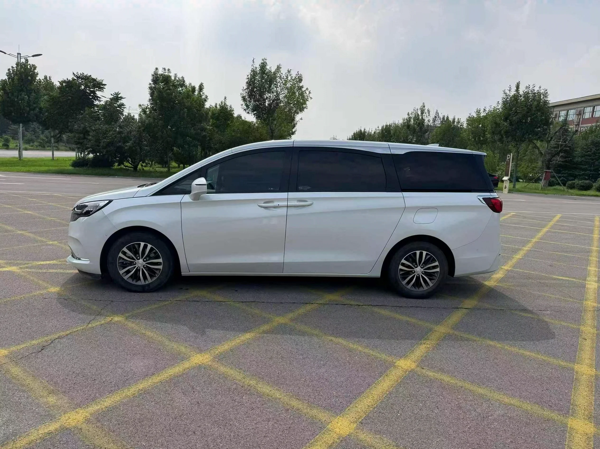 别克GL8 后面外观二