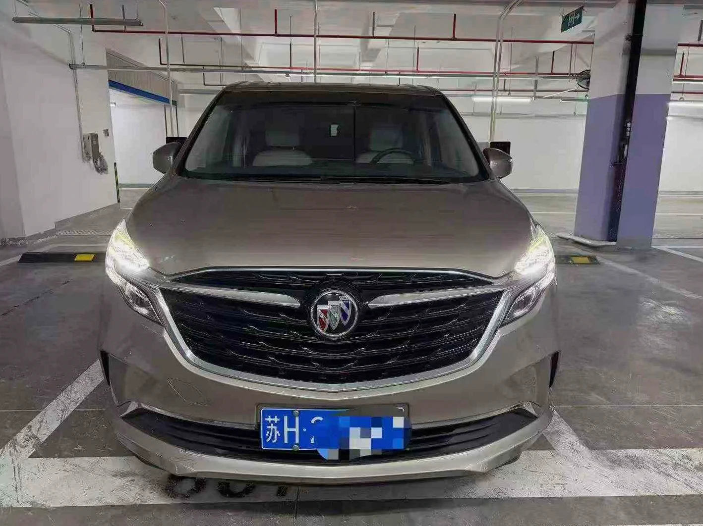 别克GL8 正面外观二