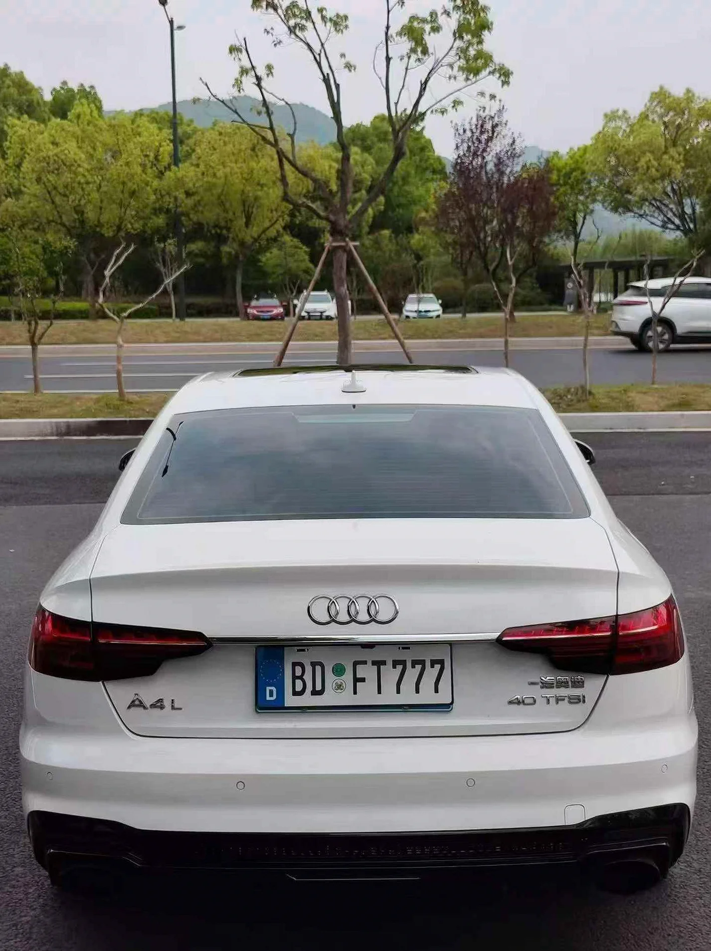 奥迪A4L 后面外观一