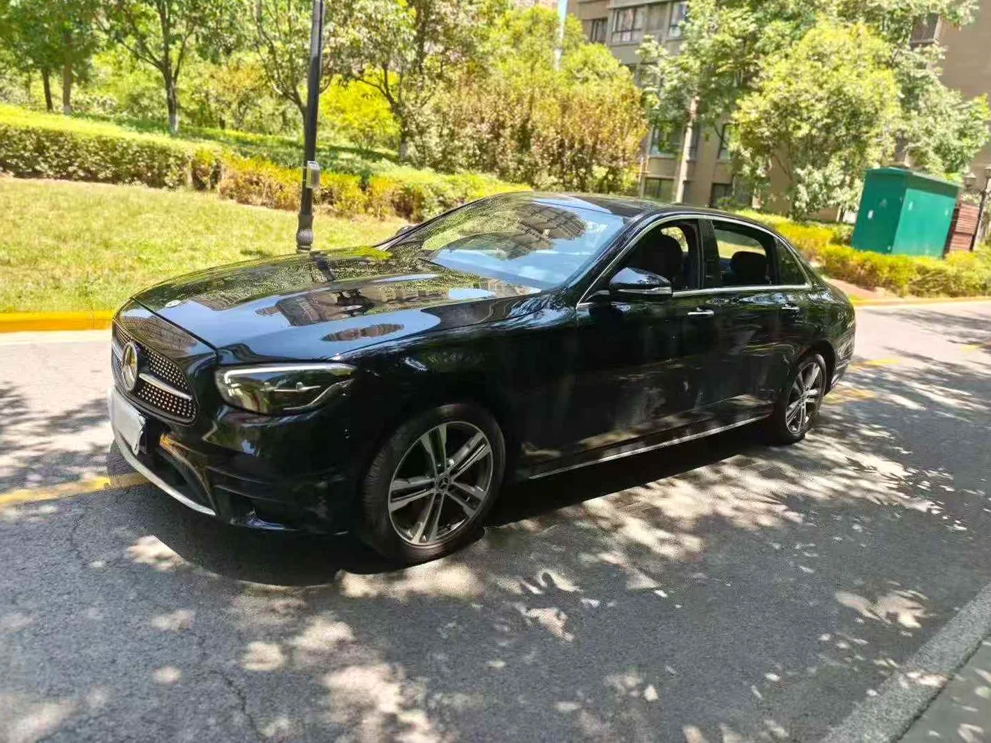 奔驰E 正面外观二